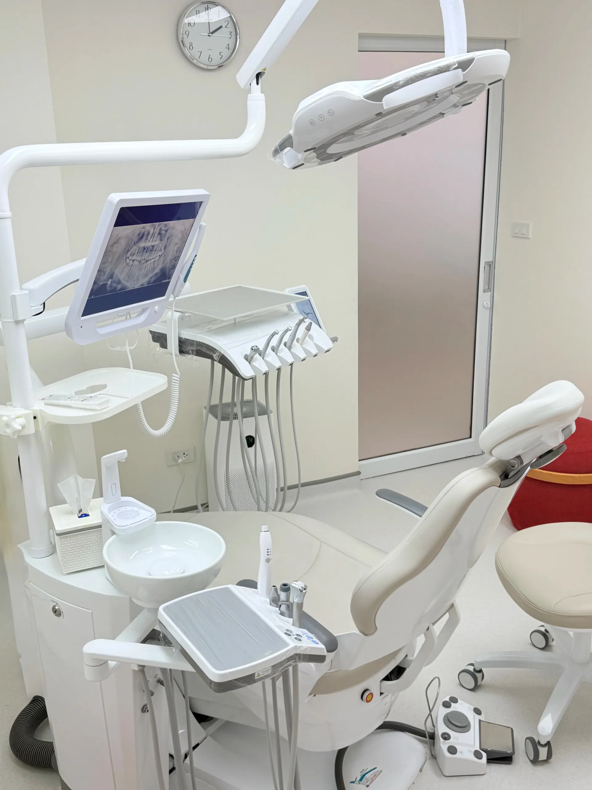 ห้องทำฟันและอุปกรณ์ทันตกรรมของ Brace Me Dental Clinic